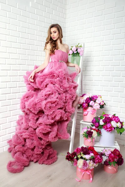 梯子の上のふわふわのドレスを着た女性 — ストック写真