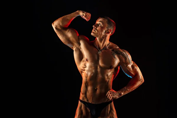 Портрет мускулистого мужчины без рубашки с поднятой рукой — стоковое фото