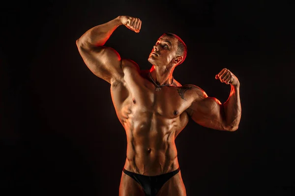 Ritratto di uomo muscoloso senza camicia con braccio in su — Foto Stock