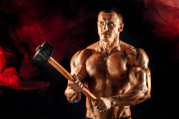 Ritratto di atleta senza maglietta con martello sulla spalla — Foto Stock