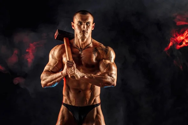 Porträtt av skjortlös idrottare med hammare på axeln — Stockfoto