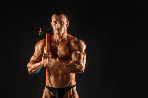 Портрет спортсмена без рубашки с молотком на плече — стоковое фото