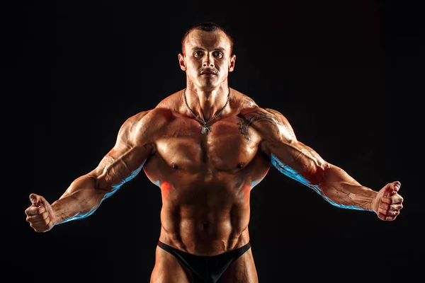 Portret muskularnego mężczyzny bez koszulki — Zdjęcie stockowe