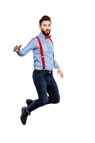 Stijlvolle man in het blauwe shirt met rode bowtie en jarretels iso — Stockfoto