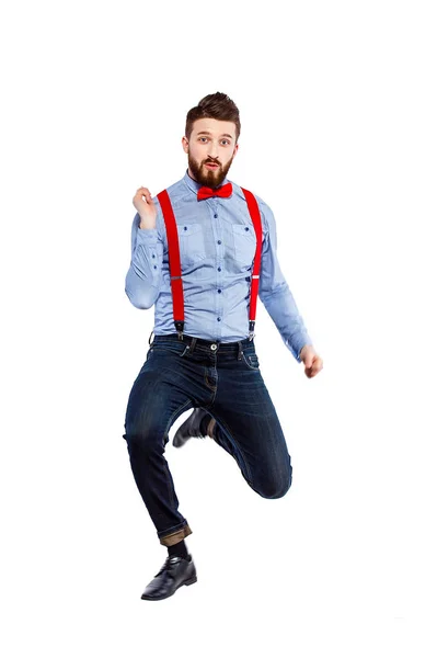 Cara elegante na camisa azul com bowtie vermelho e suspensórios iso — Fotografia de Stock