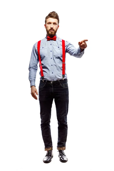 Cara elegante na camisa azul com bowtie vermelho e suspensórios iso — Fotografia de Stock