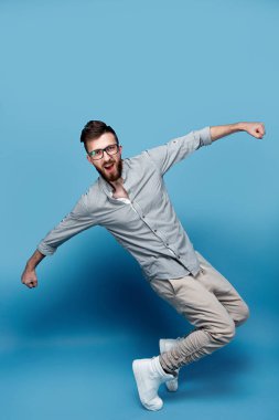 Stüdyoda dans gözlük yakışıklı genç