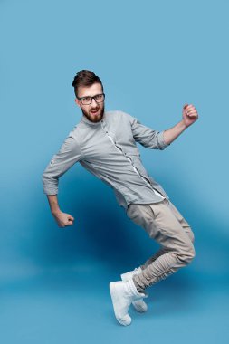 Stüdyoda dans gözlük yakışıklı genç