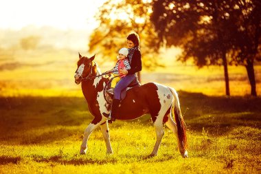 Anne ve kızı bir binicilik