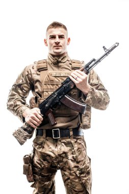 Silahlı asker üniformalı
