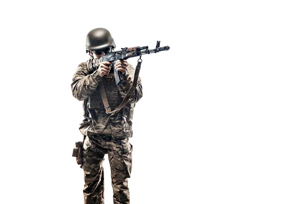 Молодой военнослужащий с винтовкой — стоковое фото