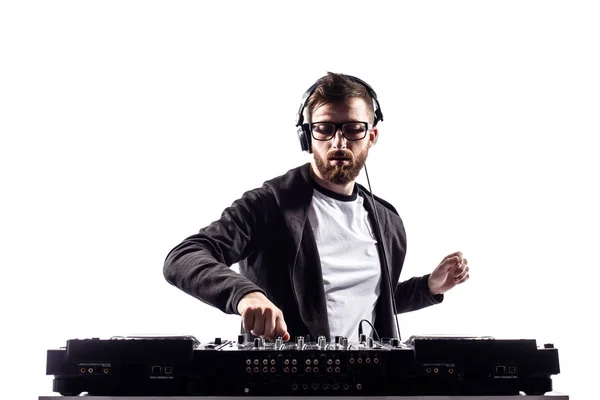 Trendiger männlicher DJ posiert gegen Mischpult — Stockfoto