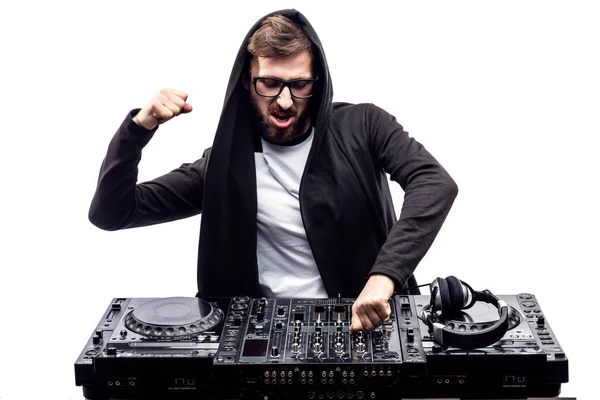 Trendiger männlicher DJ posiert gegen Mischpult — Stockfoto
