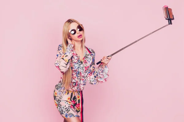 Glamour meisje met selfie stick — Stockfoto