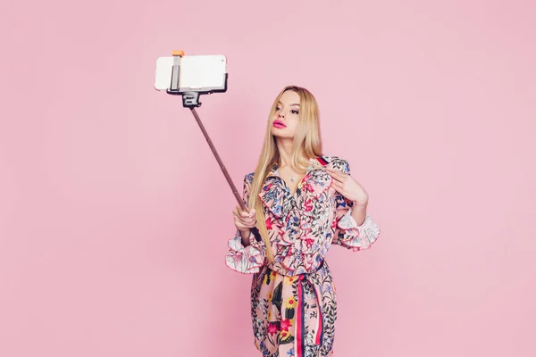 Glamour meisje met selfie stick — Stockfoto