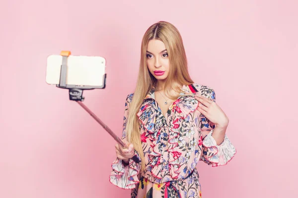 Glamour meisje met selfie stick — Stockfoto