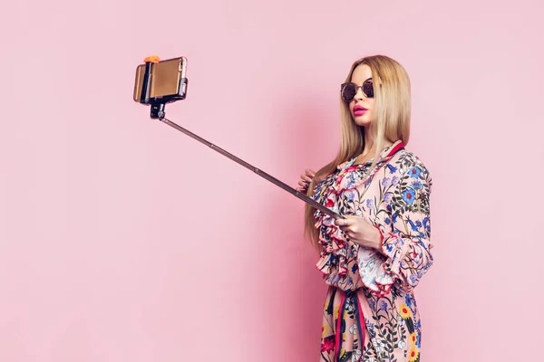 Glamour meisje met selfie stick — Stockfoto