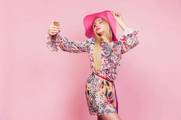 Glamour meisje in roze hoed doen selfie — Stockfoto