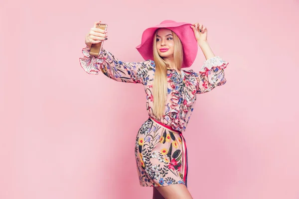 Glamour meisje in roze hoed doen selfie — Stockfoto