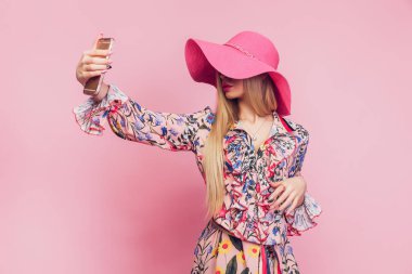 Seksi kız pembe şapkalı selfie yapıyor