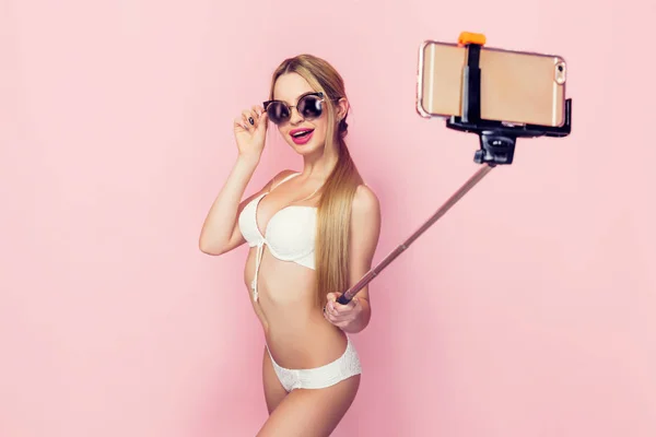 Vrouw doet selfie in witte lingerie — Stockfoto