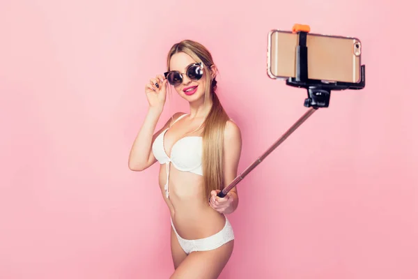 Vrouw doet selfie in witte lingerie — Stockfoto