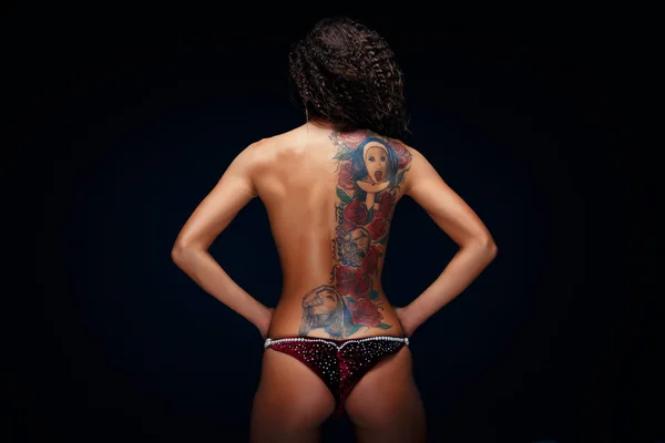 Mulher com tatuagens nas costas — Fotografia de Stock