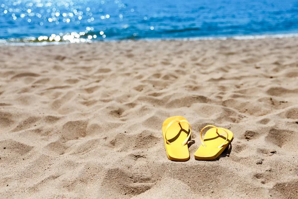 黄色の砂のビーチ、ビーチ スリッパ夏の入浴 — ストック写真