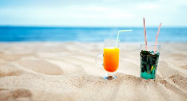 İki bardak taze mojito ve suyu bulanık deniz manzarası arka plan üzerinde kokteyl