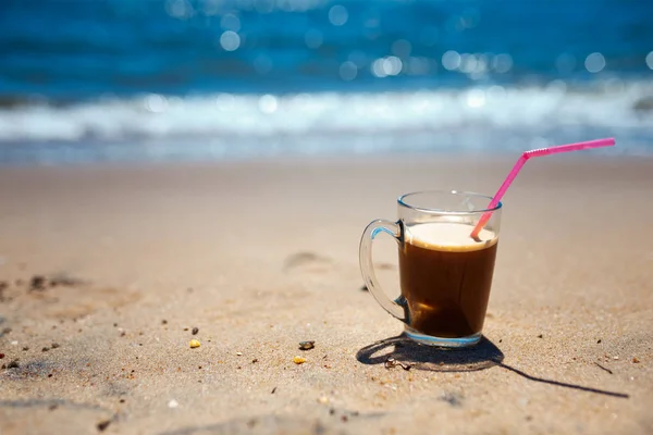 Ledovou kávu latte na pláži oceánu a scenérií, mělké dof — Stock fotografie