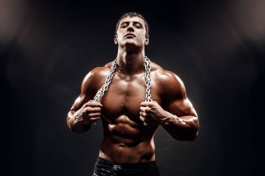 Boks eldivenli kaslı üstsüz dövüşçü.