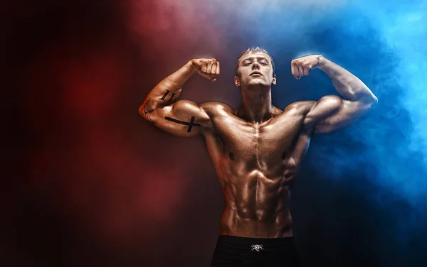 Erős testépítő férfi tökéletes abs, váll, bicepsz, tricepsz, mellkas. — Stock Fotó