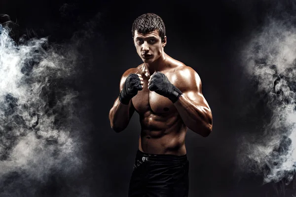 Combattente in topless muscolare in guanti da boxe — Foto Stock