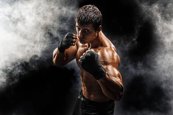 Lutador topless muscular em luvas de boxe — Fotografia de Stock