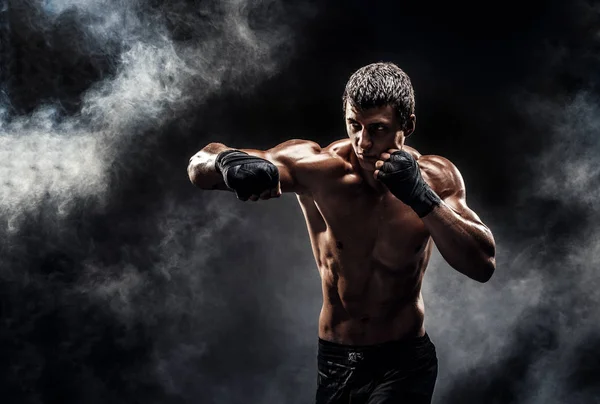 Svalnatý bojovník nahoře bez v boxerských rukavicích — Stock fotografie