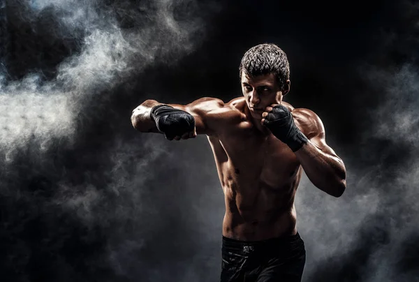 Muskulöse Kämpferin oben ohne in Boxhandschuhen — Stockfoto