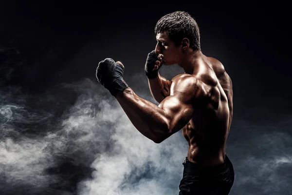 Muskeltopless fighter i boxningshandskar — Stockfoto