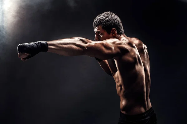 ボクシンググローブの筋肉のトップレス戦闘機 — ストック写真