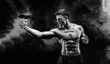 Yumruğunu üzerinde örgülü zincirlerle yumruk yaparken ciddi kas avcı.