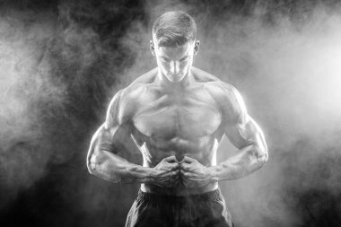 Mükemmel vücut-abs, omuzlar, pazı, triceps, stüdyo duman arka planda poz göğüs güçlü vücut geliştirmeci adamla