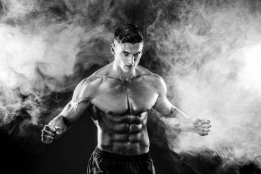 Mükemmel vücut-abs, omuzlar, pazı, triceps, stüdyo duman arka planda poz göğüs güçlü vücut geliştirmeci adamla