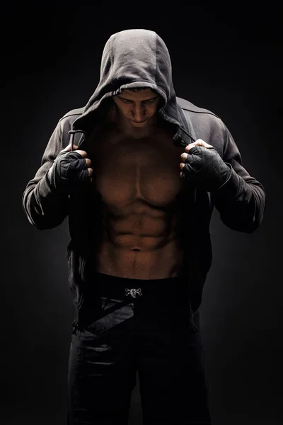 atletik erkek fitness modeli gövde gösteren altı bohça abs.