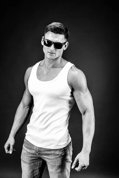 肌肉帅哥在黑眼镜和一件白衬衫. — 图库照片