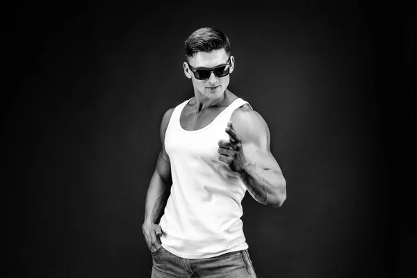 Schöner muskulöser Mann mit dunkler Brille und weißem Hemd. — Stockfoto