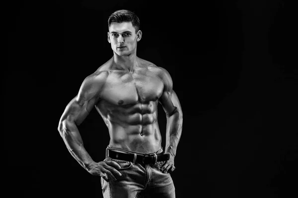 Culturista posando. Hermoso chico deportivo poder masculino. Hombre musculoso fitness — Foto de Stock