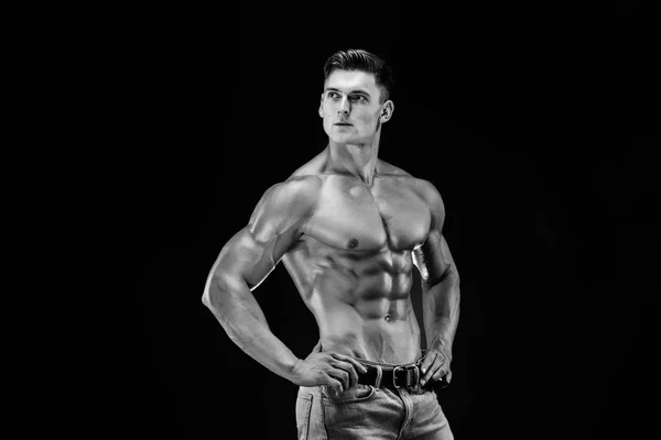 Culturista posando. Hermoso chico deportivo poder masculino. Hombre musculoso fitness — Foto de Stock