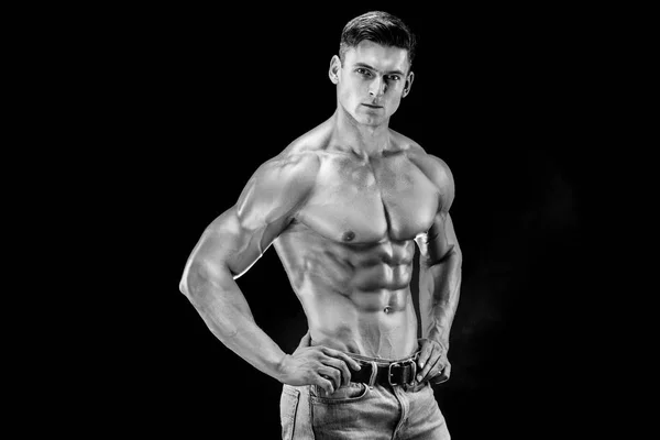 Bodybuilder poserar. Vacker sportig kille manlig makt. Fitness muskulös man — Stockfoto