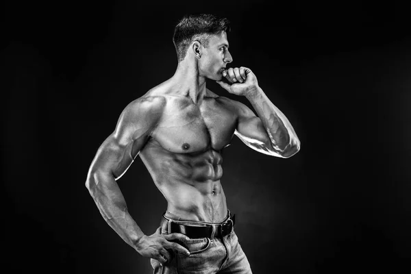 Bodybuilder posiert. Schöner sportlicher Typ mit männlicher Power. Fitness muskulöser Mann — Stockfoto