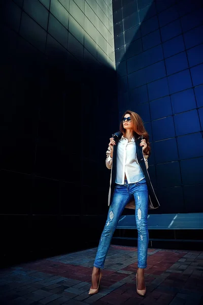 Gadis dalam mantel krem dan celana jeans biru — Stok Foto