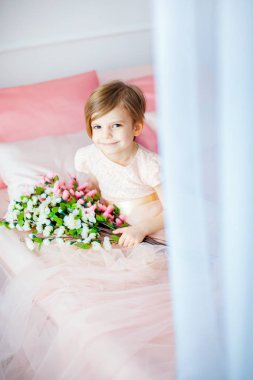 Çiçekli elbiseli küçük kız